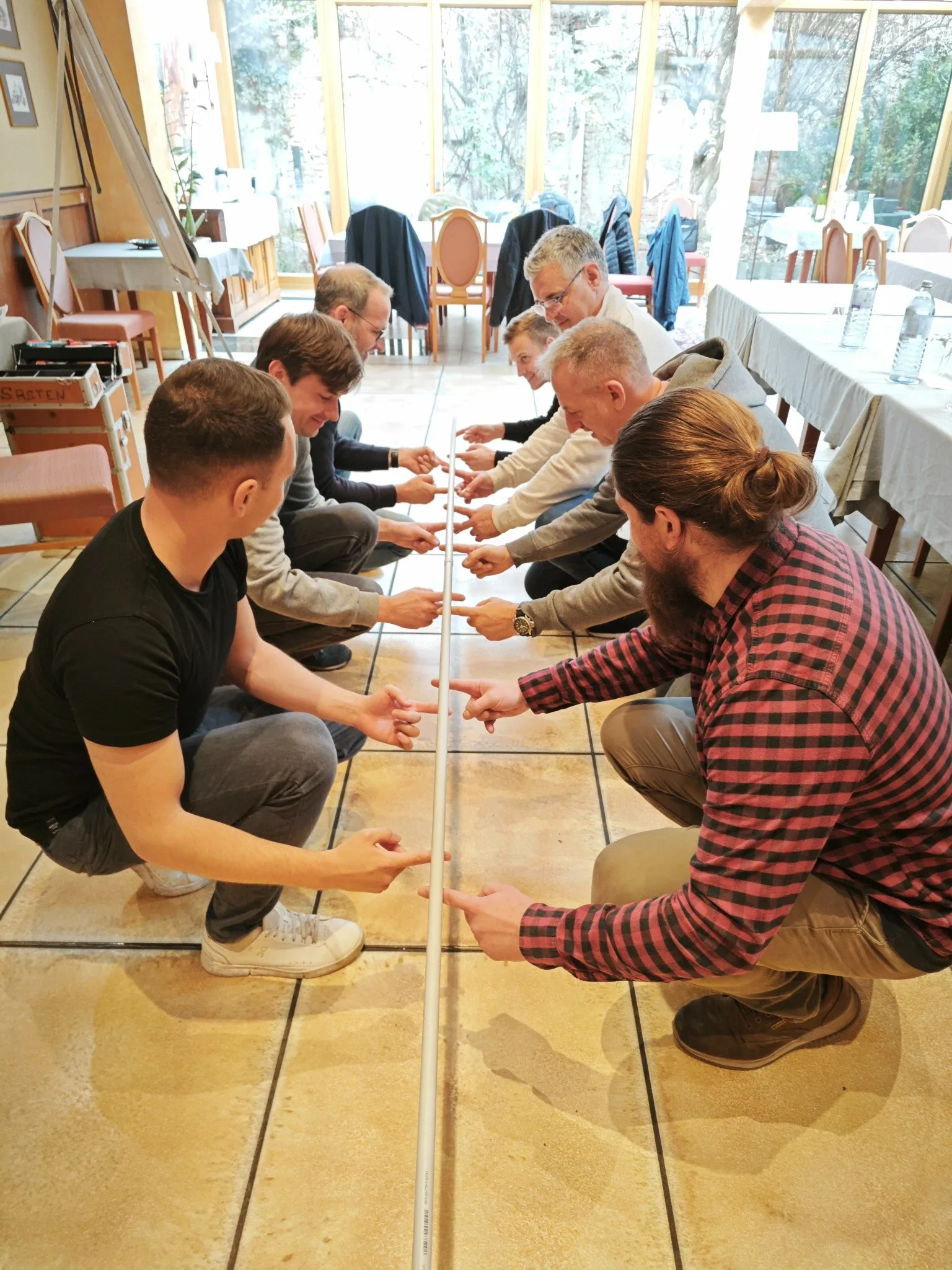 Menschen koordinieren eine gemeinsame Teamaufgabe